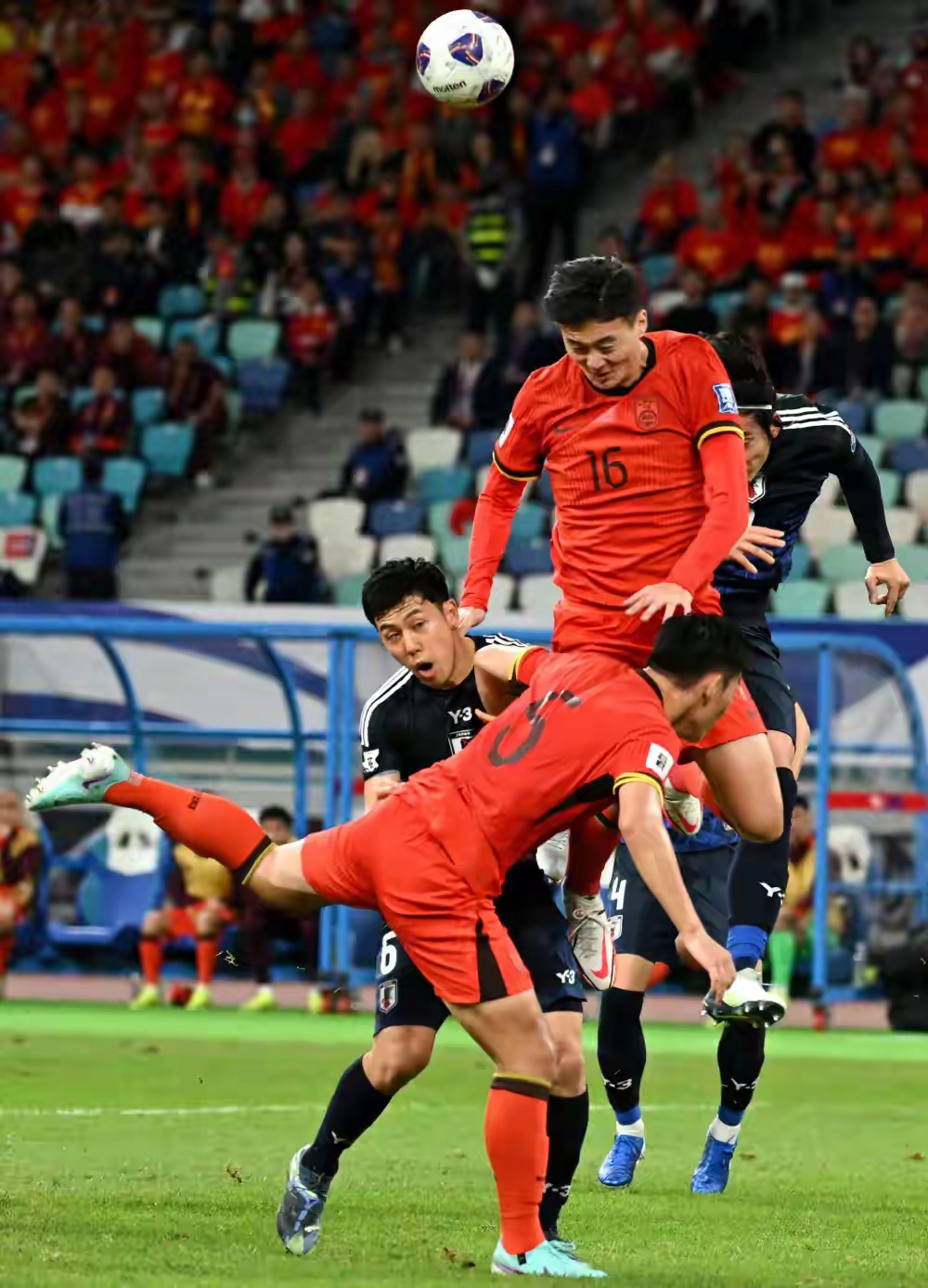 包含争夺战吸引万众瞩目，球迷热情观赛热泪盈眶的词条