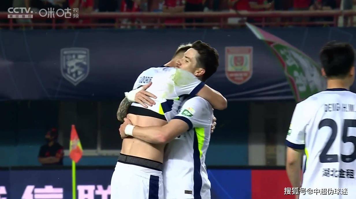 包含上港战平国安，积分榜上继续保持领先的词条