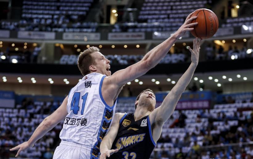 震撼！汉密尔顿在篮球赛场遭遇淘汰！